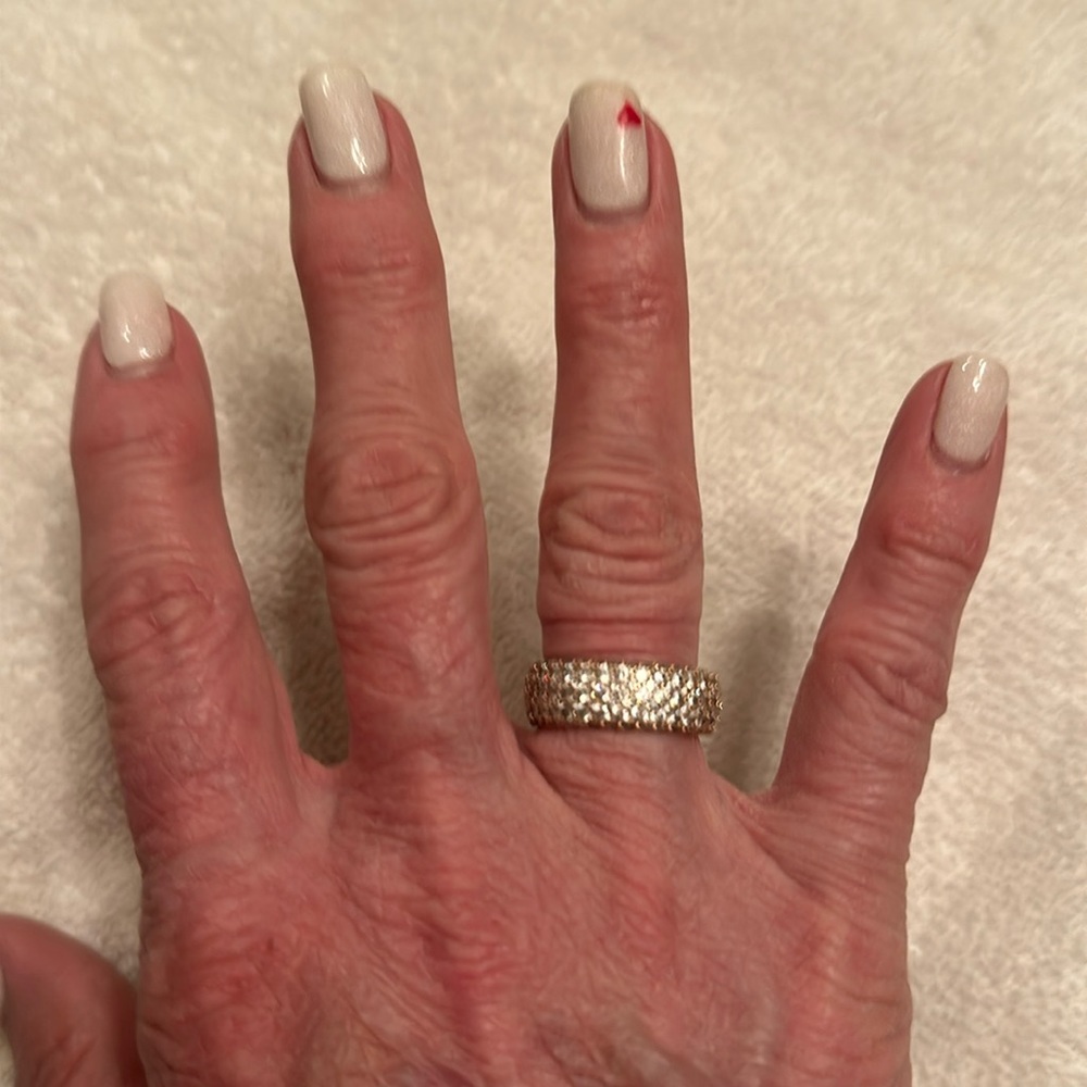 Pavoi, gold toned band